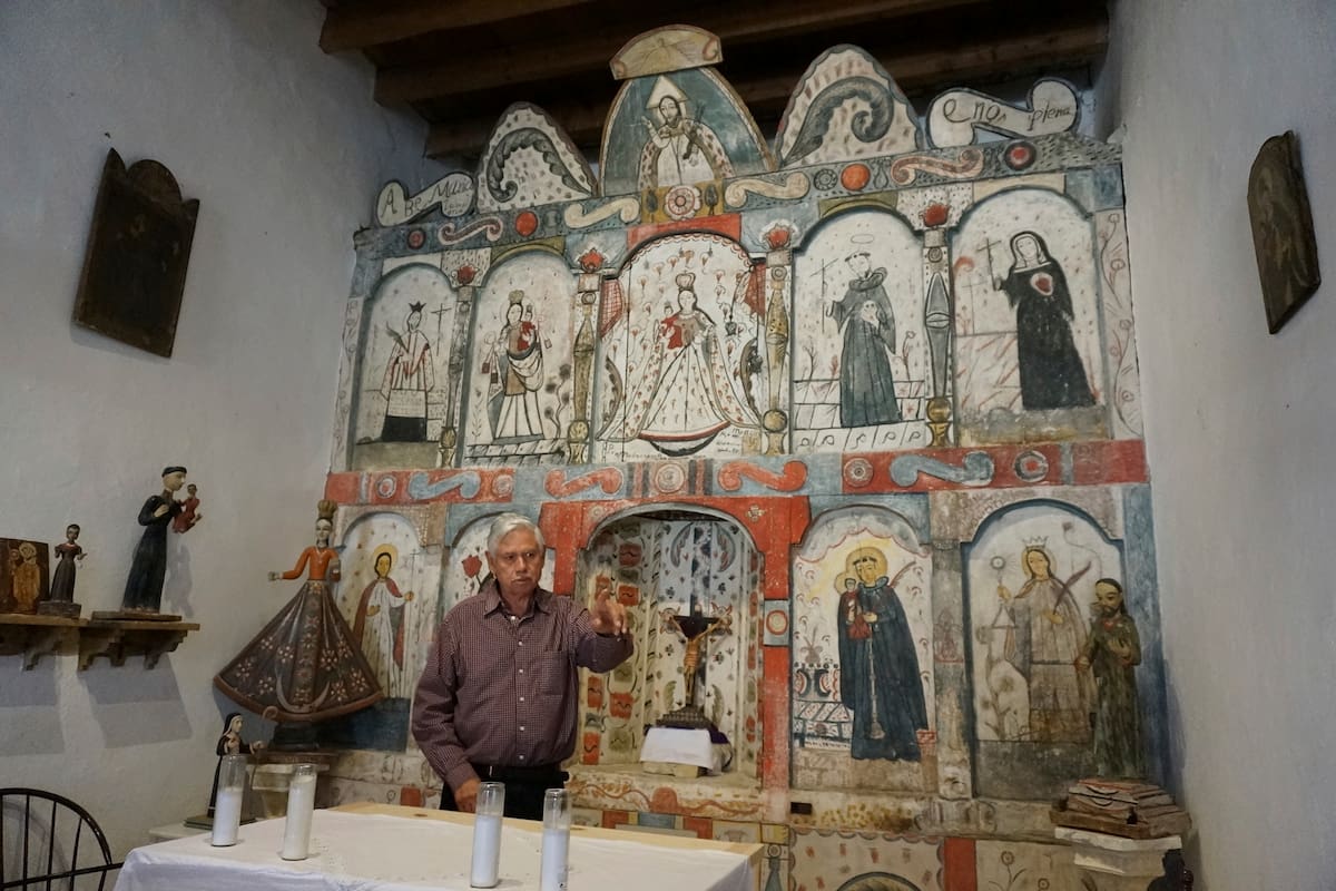 El maestro santero Félix López, un artista entrenado en la tradición de escultura y pintura religiosa de Nuevo México, que se remonta siglos atrás (AP Foto/Giovanna Dell'Orto)