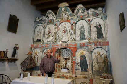 El maestro santero Félix López, un artista entrenado en la tradición de escultura y pintura religiosa de Nuevo México, que se remonta siglos atrás (AP Foto/Giovanna Dell'Orto)
