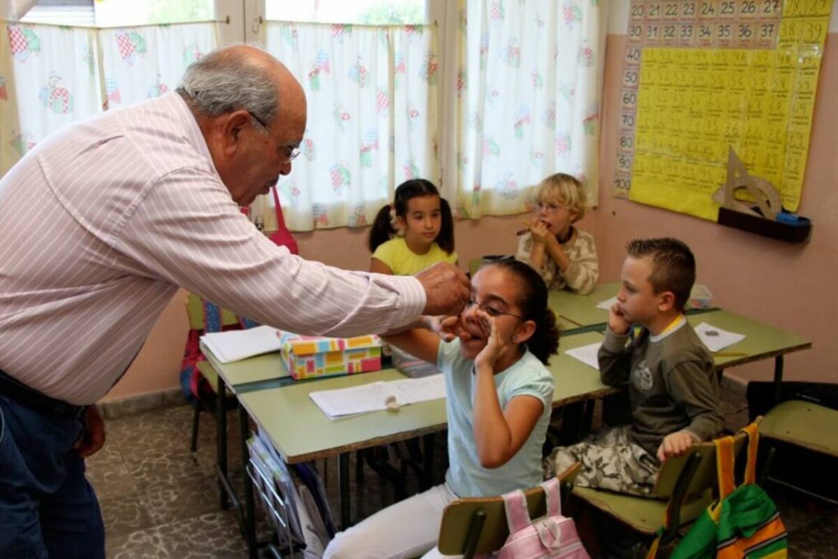 El maestro silbador, Isidro Ortiz Mendoza, durante una clase