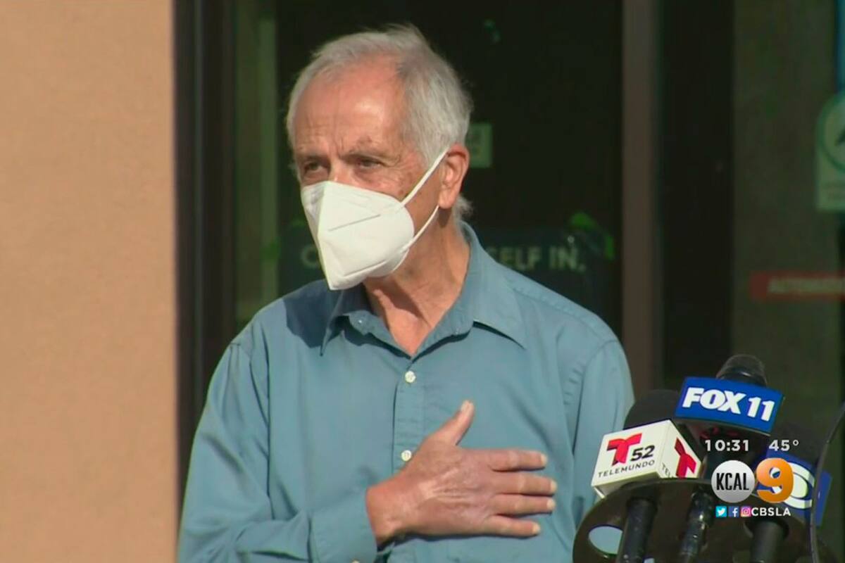 El maestro suplente José Villaruel, emocionado, habla con los medios, luego de recibir el cheque de 27.000 dólares