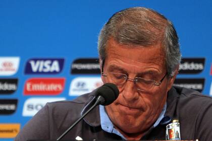El maestro Tabárez enojado con la FIFA por la sanción que sufrió Luis Suárez