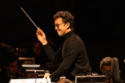 El maestro Thiago Tiberio dirige con meticulosidad una orquesta que cumple con creces su misión de redescubrir los climas de la película