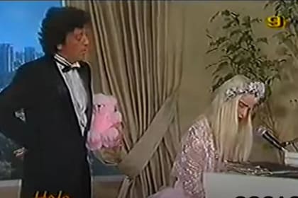 El "Maestruli" de Susana Gimenez, Aquiles Ruggero, sostiene el peluche de la Cicciolina mientras la actriz porno y diputada toca el piano en Hola, Susana