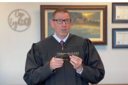 El magistrado argumentó su disidencia con un video en el que se mostró manipulando armas y cargadores