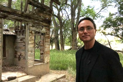 El magnate de bienes raíces Brandon Fugal compró Skinwalker con la intención de revelar la verdad sobre los eventos inexplicables que ocurren en el rancho