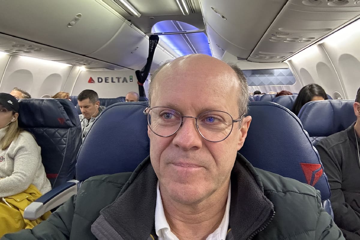 El magnate de la tecnología Steve Kirsch le ofreció 100 mil dólares a una pasajera por sacarse el barbijo