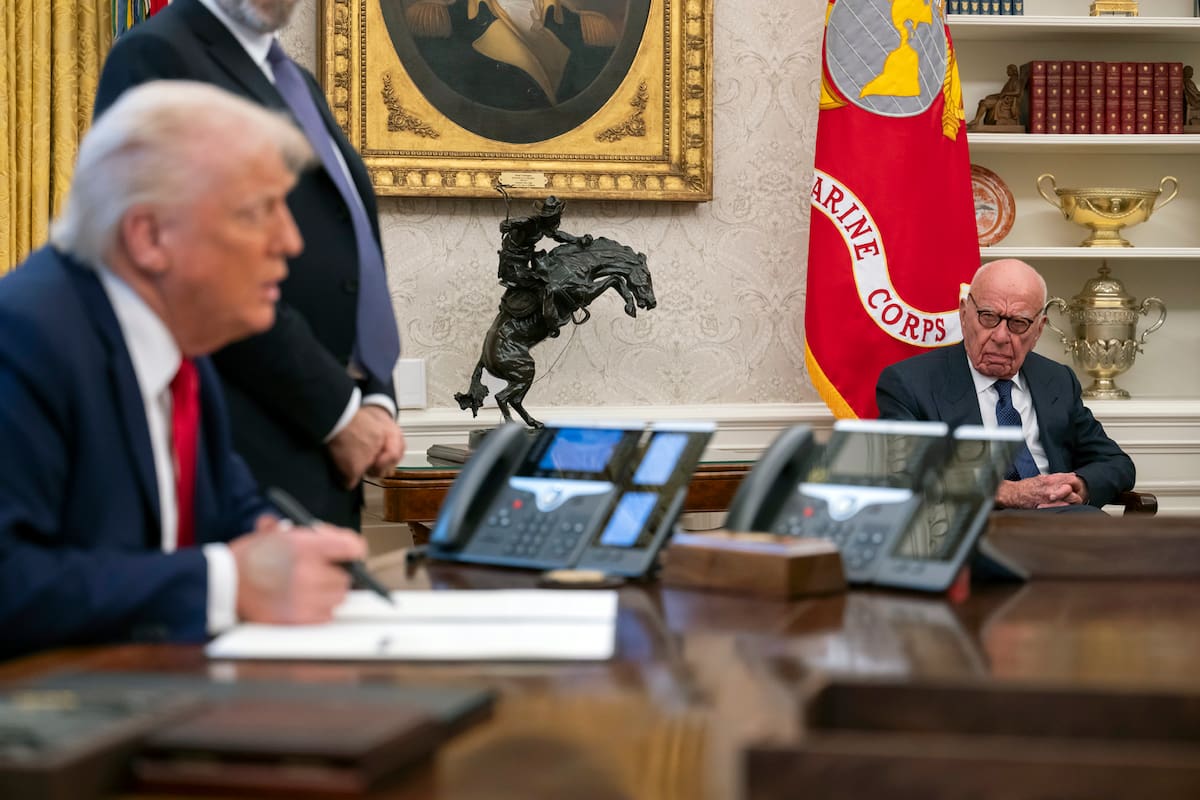 El magnate de los medios Rupert Murdoch observa al presidente Donald Trump hablar con los medios mientras firma proclamaciones, iniciativas y nombramientos en el Salón Oval de la Casa Blanca, el 3 de febrero de 2025