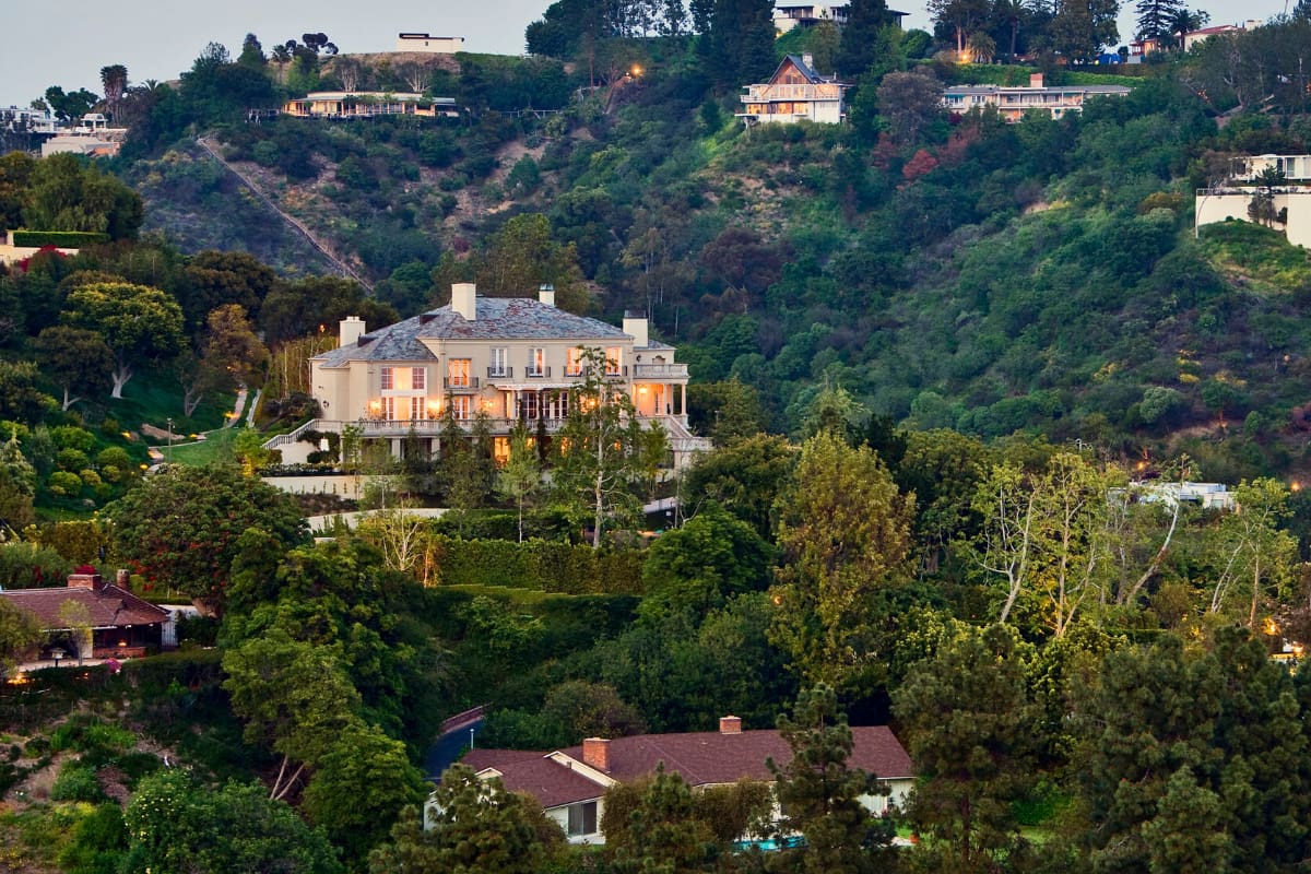 El magnate Elon Musk puso a la venta su última mansión y vive en una casa alquilada