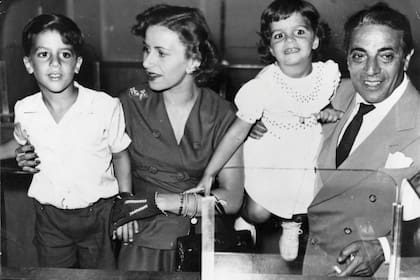 El magnate griego Aristóteles Onassis y su primera mujer, Athina (Tina) Livanos, junto a sus hijos, Alexander y Christina, en los años 50.