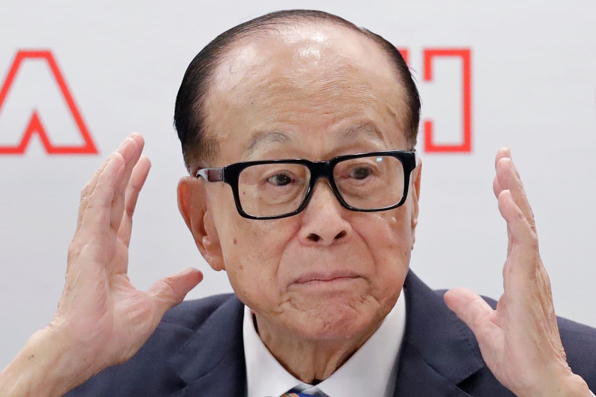 El magnate hongkonés Li Ka-shing, presidente de la compañía CK Hutchison Holdings, habla durante una conferencia de prensa para anunciar los resultados anuales de la firma en Hong Kong, el 16 de marzo de 2018. (AP Foto/Kin Cheung, Archivo)