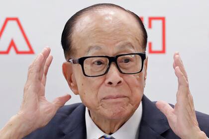 El magnate hongkonés Li Ka-shing, presidente de la compañía CK Hutchison Holdings, habla durante una conferencia de prensa para anunciar los resultados anuales de la firma en Hong Kong, el 16 de marzo de 2018. (AP Foto/Kin Cheung, Archivo)