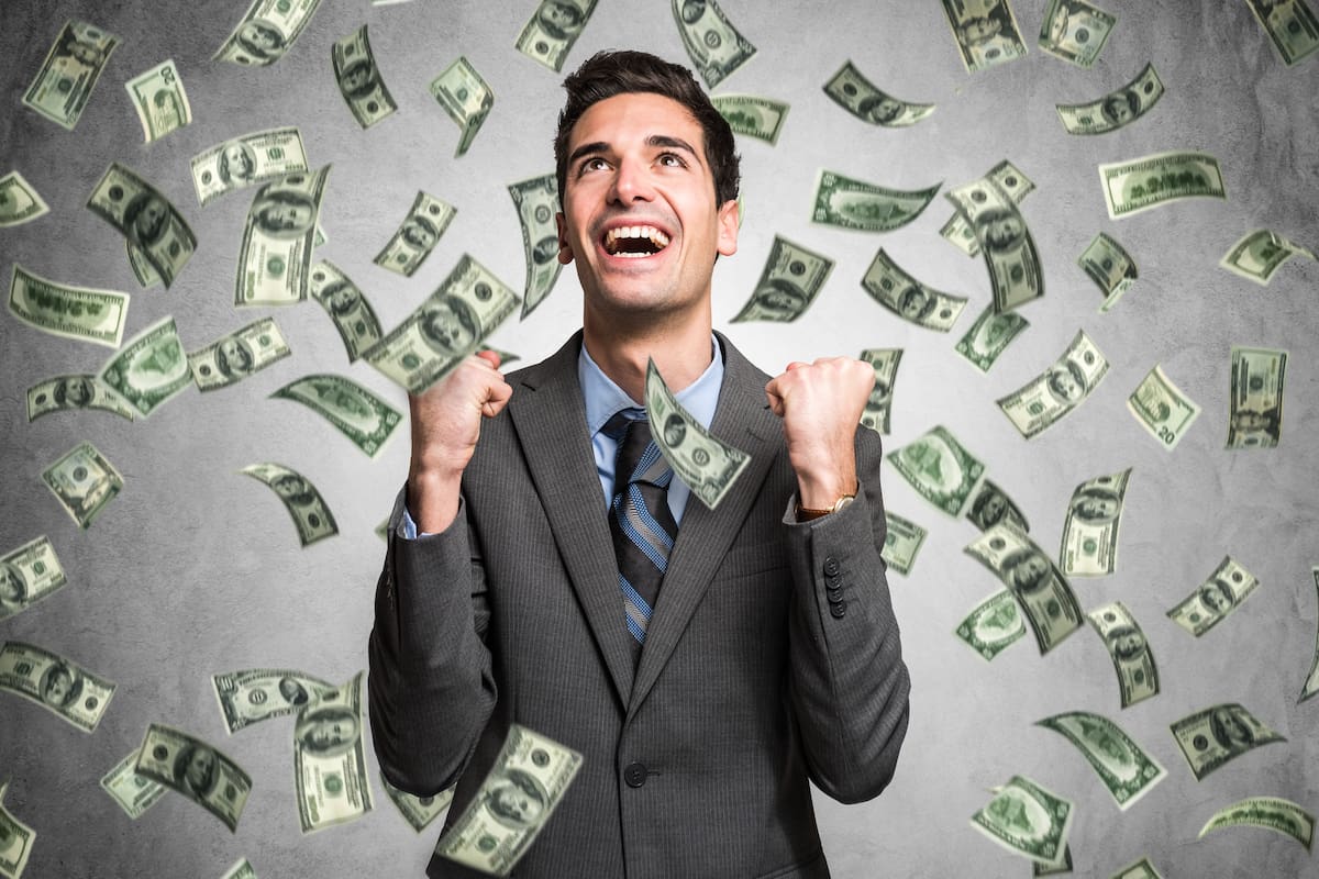 El magnate Warren Buffet sostiene que conviene “gastar lo que queda después de ahorrar”