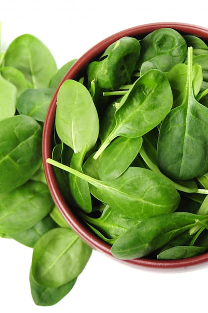 El magnesio se puede ingerir desde una dieta equilibrada de vegetales de hojas verdes, entre otros alimentos