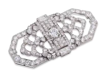 El magnífico broche, diseño de Bentley & Skinner, está valuado en dieciséis mil euros y tiene un diamante central redondo y otros dos en las partes superior e inferior del rectángulo, todos montados en platino.