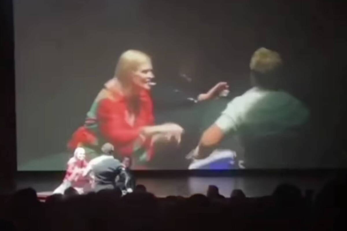 El mago cayó al suelo luego de que el atacante lo empujara en frente de todos