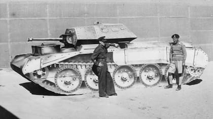 El mago habría ordenado fabricar tanques de madera para hacerle creer a los nazis que atacarían desde un flanco, cuando en realidad lo harían desde otro.