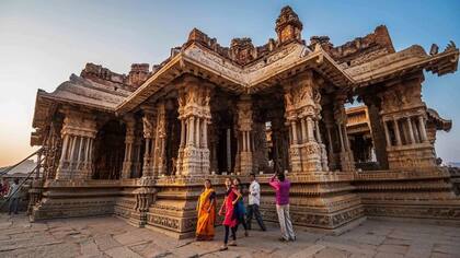 El Mahamandapa es el más grandioso de los pabellones del templo Vijaya Vithala.
