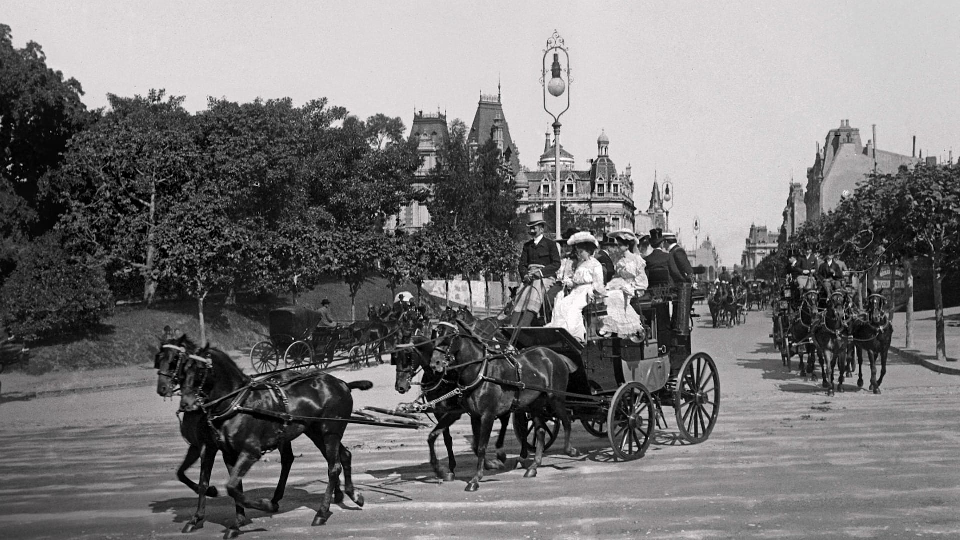 El “mail coach” del Barón Gastón Peers en Av. Alvear, a la altura de la Plaza San Martín de Tours. A la izquierda, las residencias Dose y González, ca. 1900.