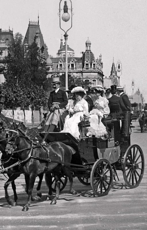 El “mail coach” del Barón Gastón Peers en Av. Alvear, a la altura de la Plaza San Martín de Tours. A la izquierda, las residencias Dose y González, ca. 1900.