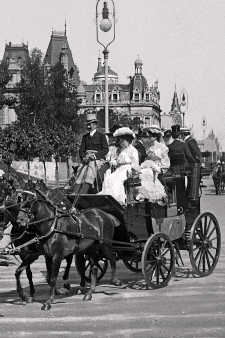 El “mail coach” del Barón Gastón Peers en Av. Alvear, a la altura de la Plaza San Martín de Tours. A la izquierda, las residencias Dose y González, ca. 1900.