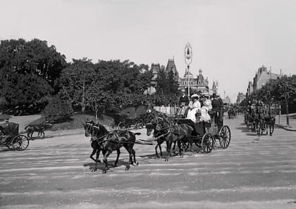 El “mail coach” del Barón Gastón Peers en Av. Alvear, a la altura de la Plaza San Martín de Tours. A la izquierda, las residencias Dose y González, ca. 1900.