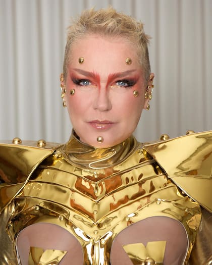 El make up de la animadora, que incluyó apliques dorados, estuvo a cargo del maquillador Edu Moraes y destacaba su mirada.