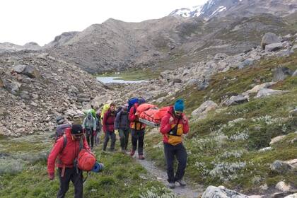 El mal clima y el lugar de difícil acceso en el que se encontraba convocó a un operativo de rescate que implicó descenderla a pie, en camilla