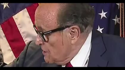El mal momento de Rudy Giuliani cuando el sudor le corrió la tintura del cabello