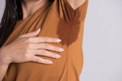 El mal olor se produce por el contacto del sudor y las bacterias que residen en la piel