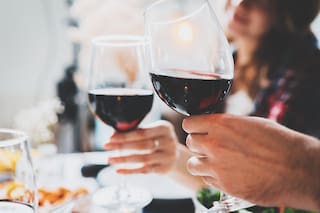 Cuál es la explicación científica del dolor de cabeza asociado al vino tinto