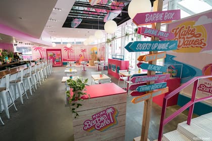 El Malibu Barbie Cafe, en Manhattan, recrea a la perfección el mundo rosado de la popular muñeca; se lo podrá visitar en Nueva York hasta septiembre de 2023
