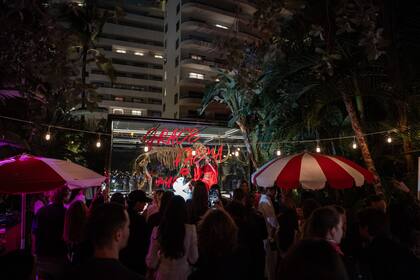 El Mammoth Gardendel Hotel Faena de Miami se convirtió en una pasarela de lujo para Collection 01, de Grace. En el centro, la obra Gone But Not Forgotten, de Damien Hirst, que representa el esqueleto de un mamut bañado en oro de 24 quilates, que da nombre al jardín.
