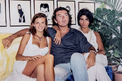 El manager con dos de sus modelos más importantes, que aún son sus grandes amigas, Déborah de Corral y Carolina Peleritti