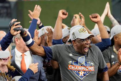 El manager de los Astros de Houston Dusty Baker Jr., el equipo celebran su victoria por 4-1 en la Serie Mundial sobre los Filis de Filadelfia, al ganar el Juego 6, el sábado 5 de noviembre de 2022, en Houston. (AP Foto/David J. Phillip)