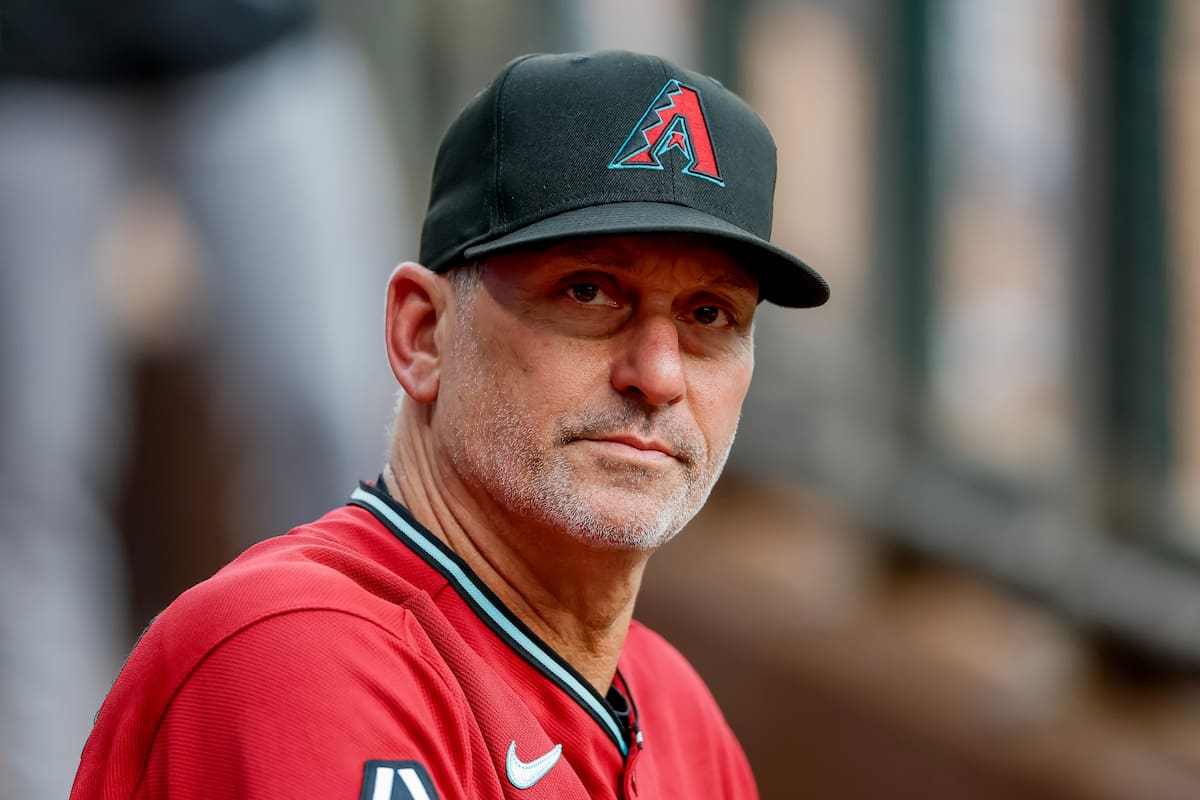 El manager de los Diamondbacks de Arizona, Torey Lovullo, espera el inicio del juego ante los Bravos