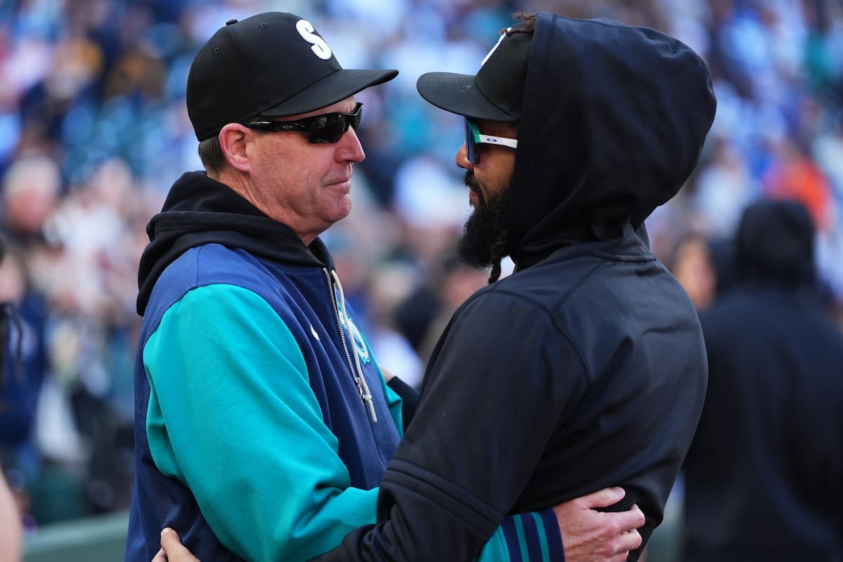 El mánager de los Marineros de Seattle Dan Wilson (izquierda) saluda a J.P. Crawford tras la victori