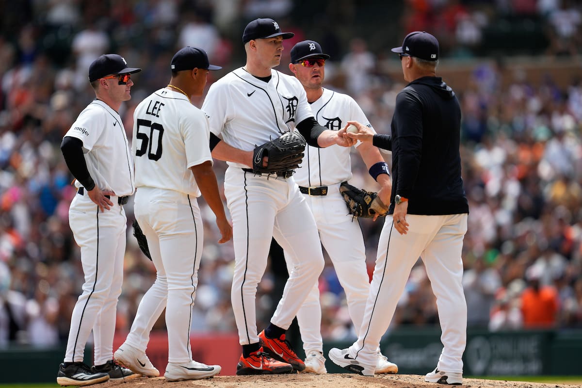 El mánager de los Tigres de Detroit, A.J. Hinch (a la derecha), le quita la pelota al lanzador Tarik