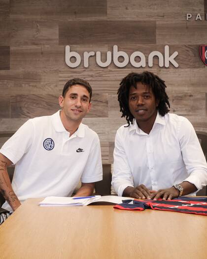 El manager de San Lorenzo Carlos Sánchez, a la derecha, junto a Emanuel Cecchini, el único refuerzo que llegó hasta el momento al Cuervo