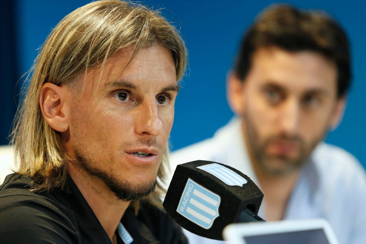 El manager Diego Milito observa a Beccacece, el hombre encargado de continuar la senda ganadora del Chacho Coudet