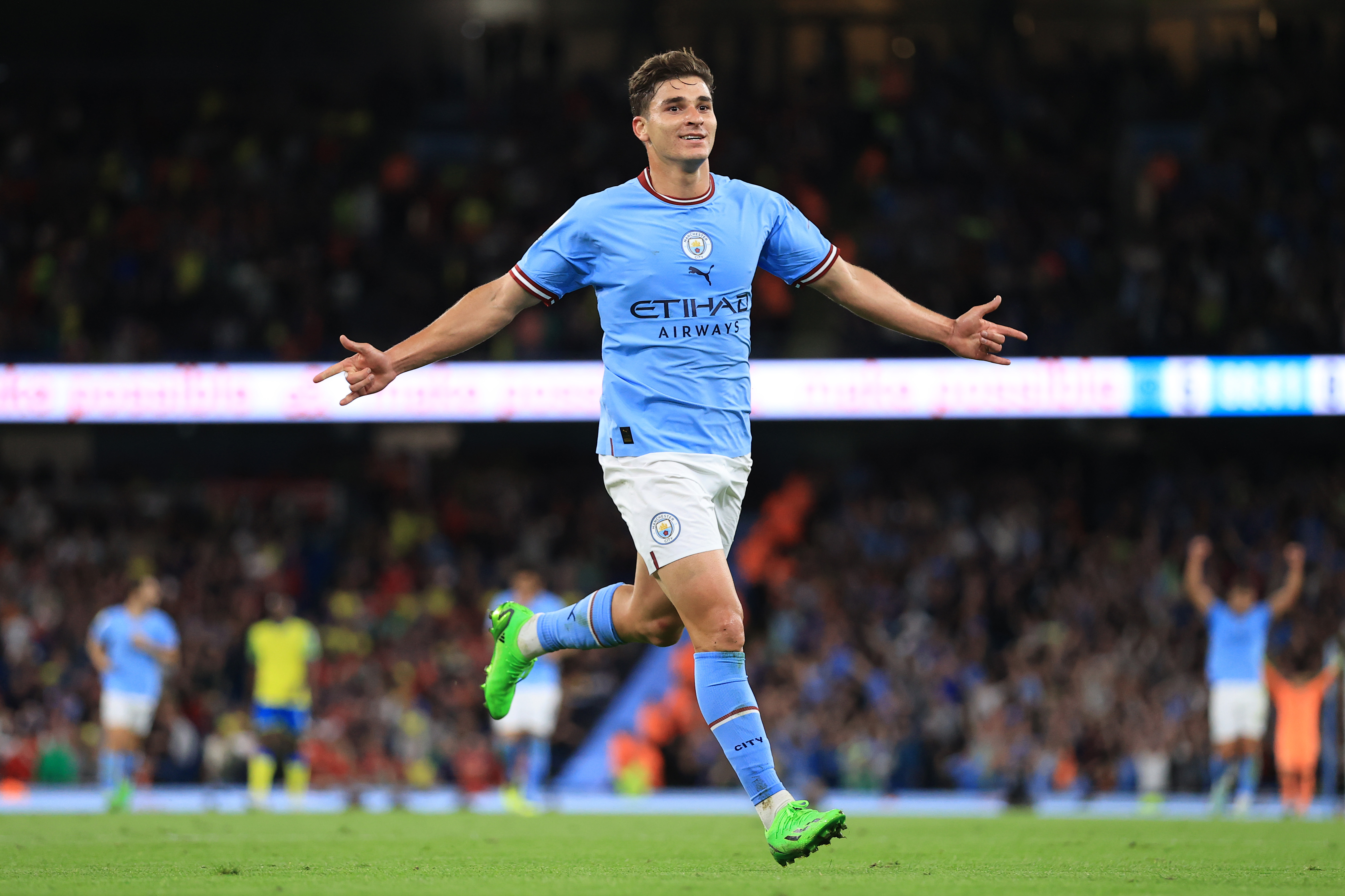 El Manchester City de Julián Álvarez se mide ante el Aston Villa de Dibu Martínez