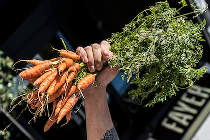 El mandamiento cocinar sólo productos de estación y usar desde la hoja hasta la punta