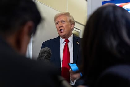 El mandatario comunicó la nueva directiva de bloqueo fronterizo tras el crimen de una agente de la Guardia Nacional