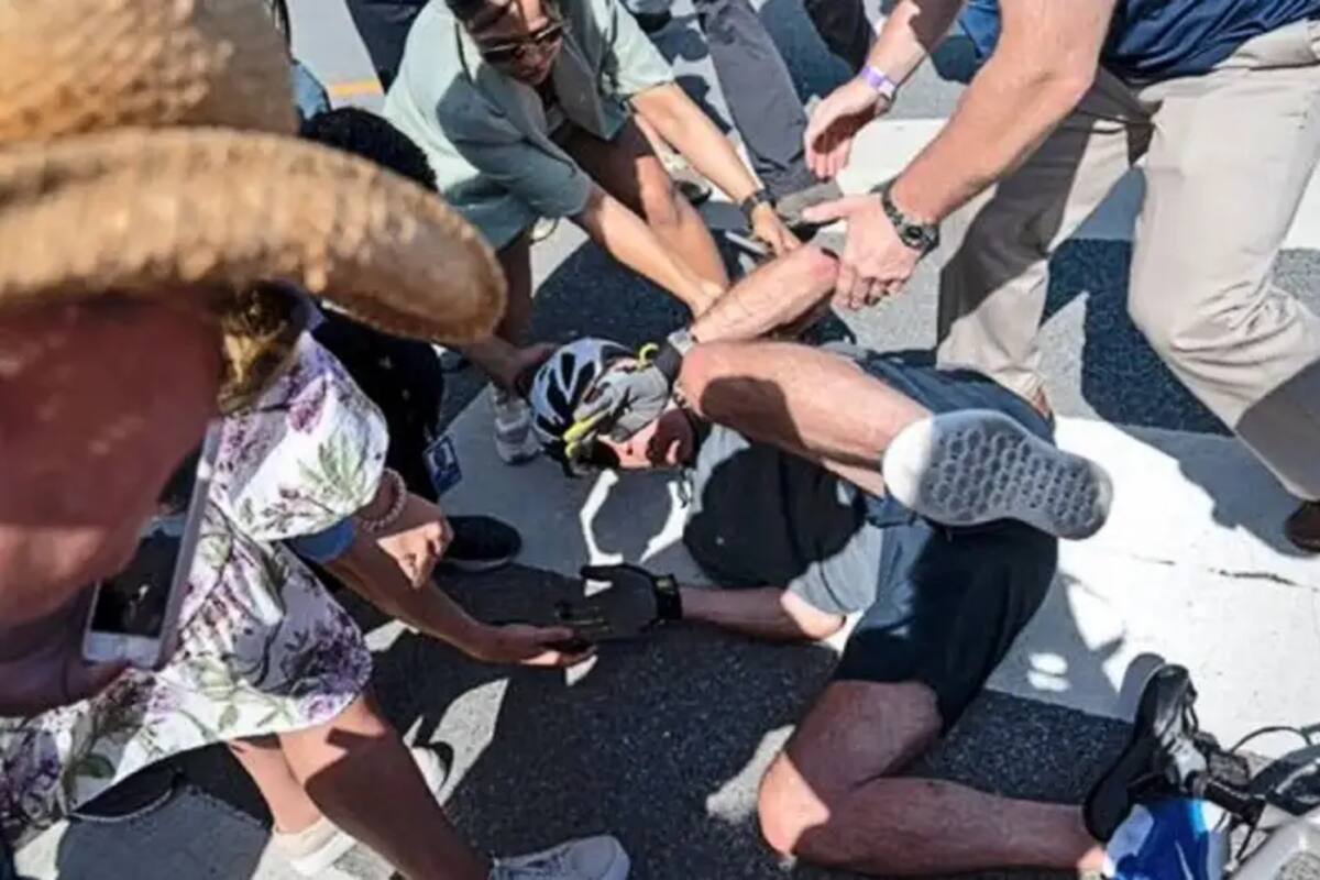 El mandatario de 79 años explicó que tuvo problemas para quitarse los zapatos de los pedales