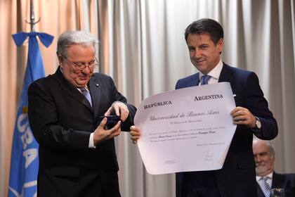El mandatario italiano al recibir el reconocimiento; más tarde se reúne con el presidente Macri