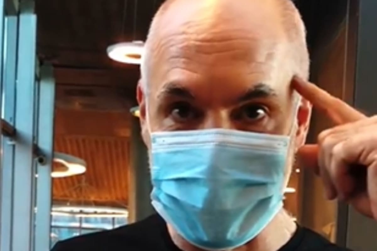 El mandatario leyó desde el celular los agravios que recibe a través de sus redes sociales