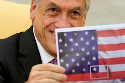 El mandatario llevó una hoja impresa con la bandera de Estados Unidos con un recuadro que señalaba la insignia chilena