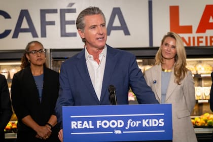 El mandatario promulgó la ley que impactará en las escuelas de California