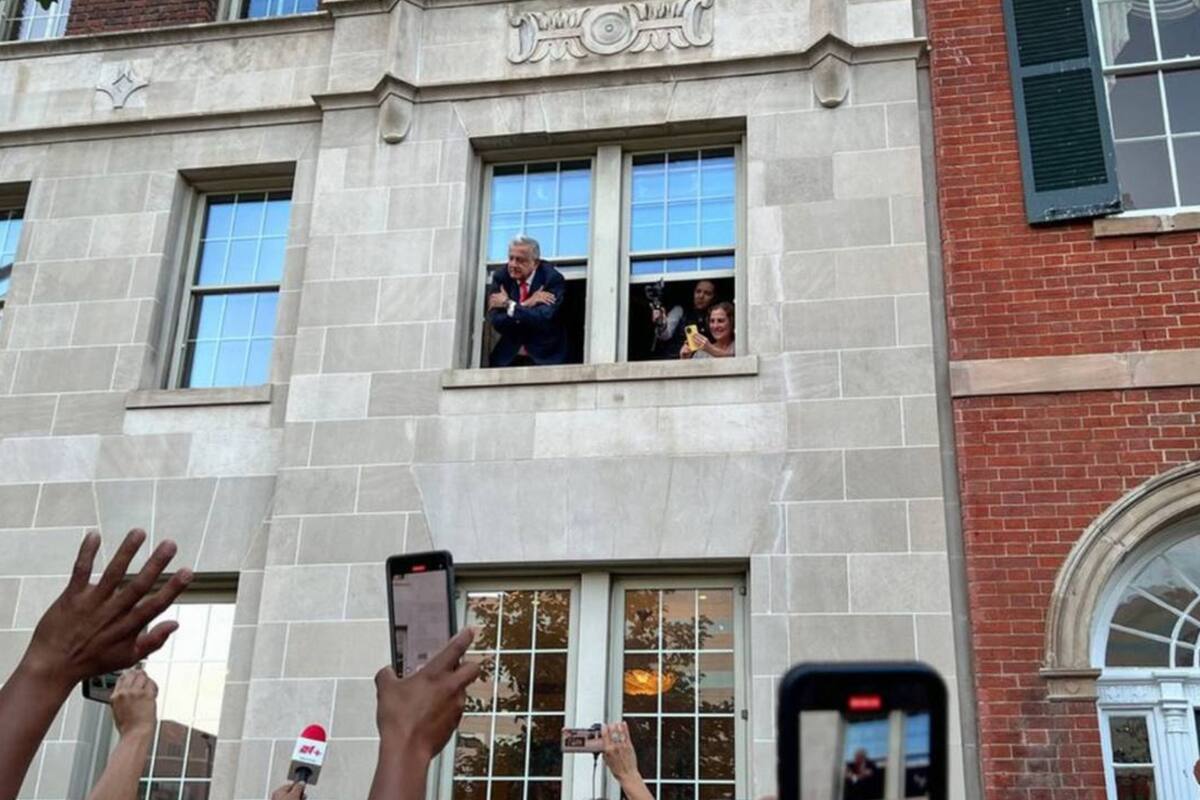 El mandatario saludó a sus simpatizantes desde el balcón del hotel Lombardy