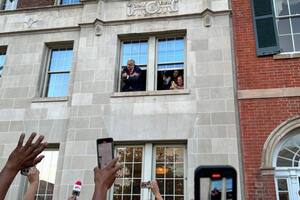 El mandatario saludó a sus simpatizantes desde el balcón del hotel Lombardy