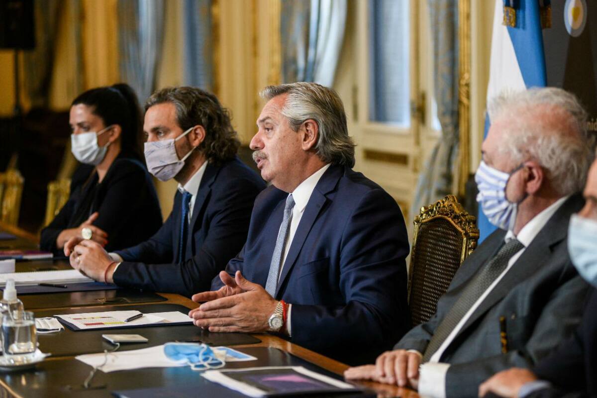El mandatario se comunicó desde la Casa Rosada, acompañado por el jefe de Gabinete, Santiago Cafiero; el ministro de Salud, Ginés González García; el secretario general de la Presidencia, Julio Vitobello, y la directora de PAMI, Luana Volnovich.